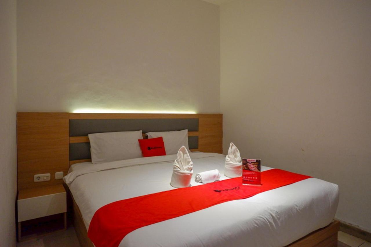 RedDoorz Plus @ Losari Makasar Zewnętrze zdjęcie
